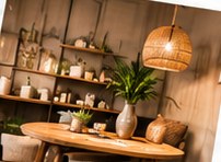 Eettafel met hanglamp in de winkel